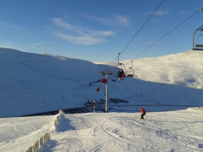 Sunnyside chairlift, with the Carn Aosda behind. Jan 2015.