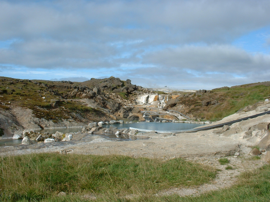 A closer look at the Hveravellir hot tub. Aug 2004.